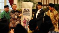 Jokowi Terima Mushaf Alquran dari Pengusaha Malaysia