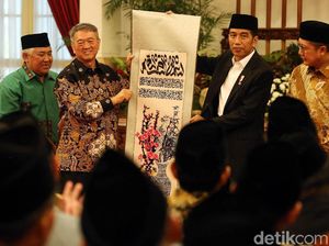 Jokowi Terima Mushaf Alquran dari Pengusaha Malaysia