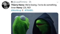 Henry jelas tidak boleh bahagia melihat kekalahan Belgia, tapi kata hatinya bisa saja berkata lain. Berbahagialah, Henry, mungkin begitu kata Henry yang berada dikubu Prancis. (Foto: Twitter @LoyalFirmino)