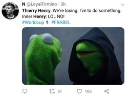 Henry jelas tidak boleh bahagia melihat kekalahan Belgia, tapi kata hatinya bisa saja berkata lain. Berbahagialah, Henry, mungkin begitu kata Henry yang berada dikubu Prancis. (Foto: Twitter @LoyalFirmino)