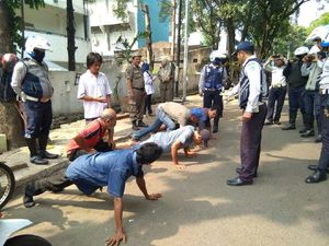 Ngetem di Kawasan Melawai, 6 Sopir KWK Dihukum Push-Up
