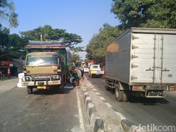 Truk As Patah di Lajur Tengah Macetkan Jalur Pantura Pasuruan