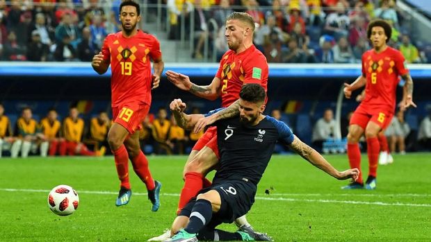 Olivier Giroud membuang peluang emas.