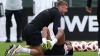 Jamie Vardy dan Raheem Sterling sampai bercanda dan tertawa terbahak-bahak. REUTERS/Lee Smith.