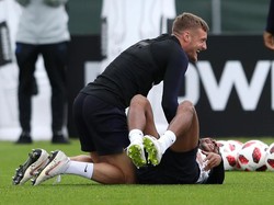 Jamie Vardy dan Raheem Sterling sampai bercanda dan tertawa terbahak-bahak. REUTERS/Lee Smith.