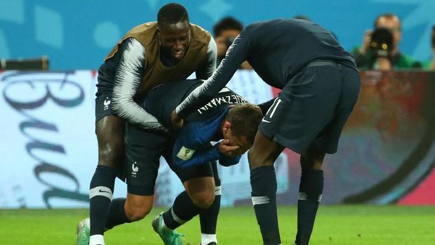 Griezmann sampai harus ditarik Benjamin Mendy dan Ousmane Dembele karena haru atas keberhasilannya melaju ke final Piala Dunia 2018.