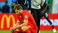 Jan Vertonghen tampak tertunduk lesu. REUTERS/Dylan Martinez.
