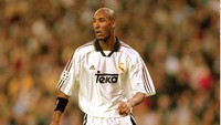 7. Pada musim panas tahun 2000, Nicolas Anelka meninggalkan Real Madrid untuk gabung Paris Saint-Germain. Transfermarkt menyebut transfer itu melibatkan biaya transfer sebesar 34,5 juta euro. (Foto: Gary M Prior/Allsport)