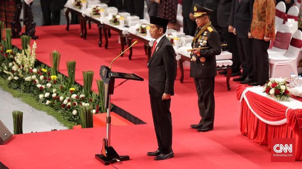 HUT Bhayangkara, Tito Pamer Hasil Survei Polri ke Jokowi