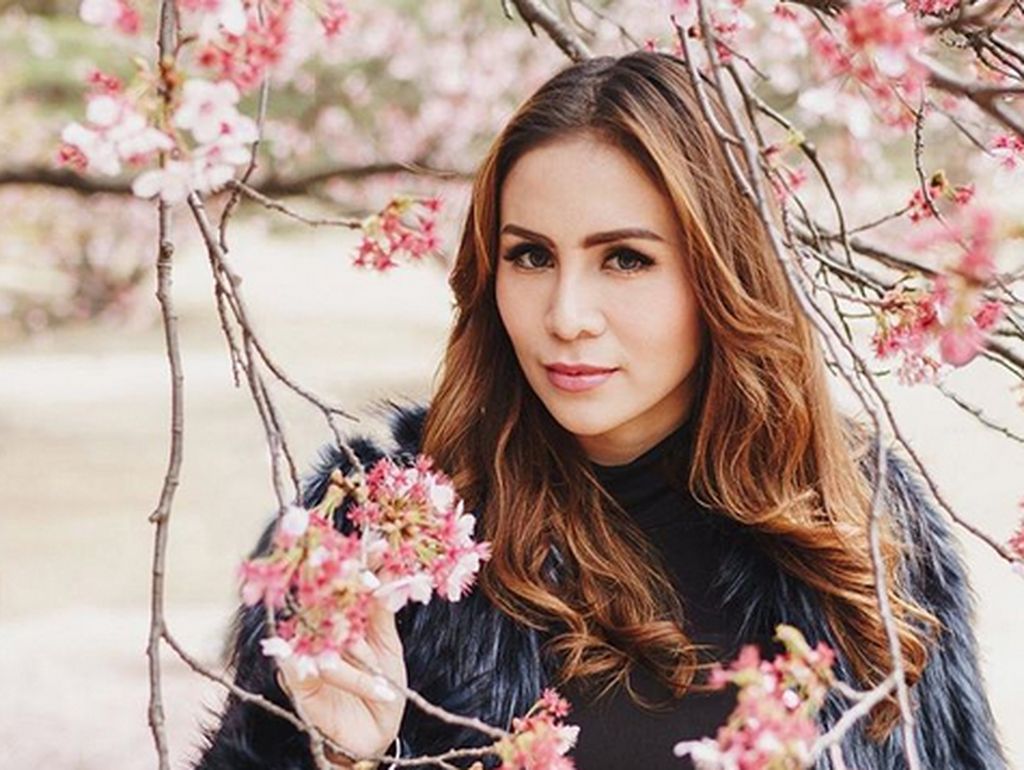 Rumah Supermegah Momo eks Geisha Berderet Mobil Sport, Suaminya Kerja Apa? Rumah Supermegah Momo eks Geisha Berderet Mobil Sport, Suaminya Kerja Apa?