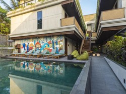 Lukisan Gaya Abstrak Bali Kemal Ezedine Hiasi Artotel Haniman-Ubud