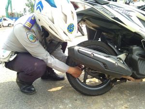 Dishub Bekasi Gembosi Ban Motor yang Diparkir Sembarangan