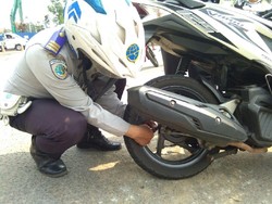 Dishub Bekasi Gembosi Ban Motor yang Diparkir Sembarangan