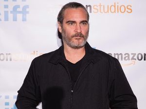 Duh! Joaquin Phoenix Terlibat Kecelakaan dengan Truk Damkar Duh! Joaquin Phoenix Terlibat Kecelakaan dengan Truk Damkar