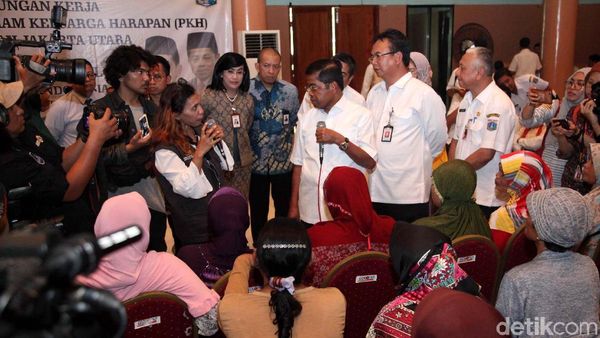 Mensos Temui Korban Penyelewengan Dana PKH