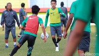 Para pemain Timnas U-19 tampak serius berlatih.