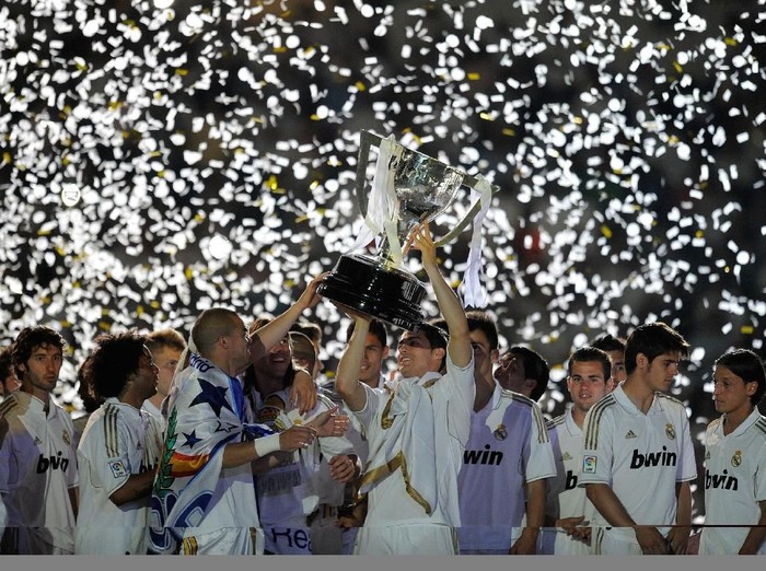 MADRID, SPAIN - MAY 13:  Cristiano Ronaldo of Real Madrid CF holds up the La Liga trophy as he celebrates winning the La Liga title with team-mates after the La Liga match between Real Madrid CF and RCD Mallorca at Estadio Santiago Bernabeu on May 13, 2012 in Madrid, Spain.  (Photo by Denis Doyle/Getty Images)