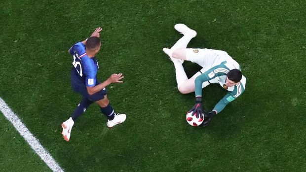 Serangan balik Prancis beberapa kali mengancam gawang Belgia.