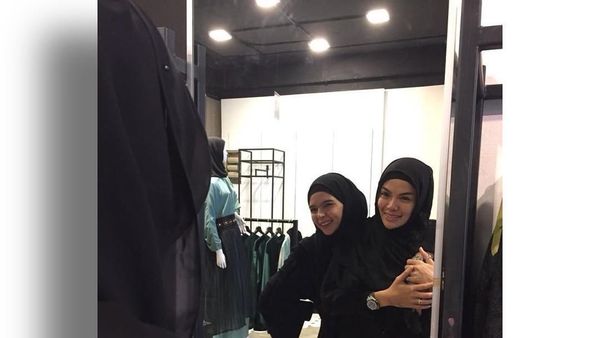 Ini Wanita yang Temani Nikita Mirzani saat Putuskan Berhijab