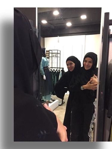 Nikita Mirzani Mantap Berhijab, Lihat Pilihan Gayanya