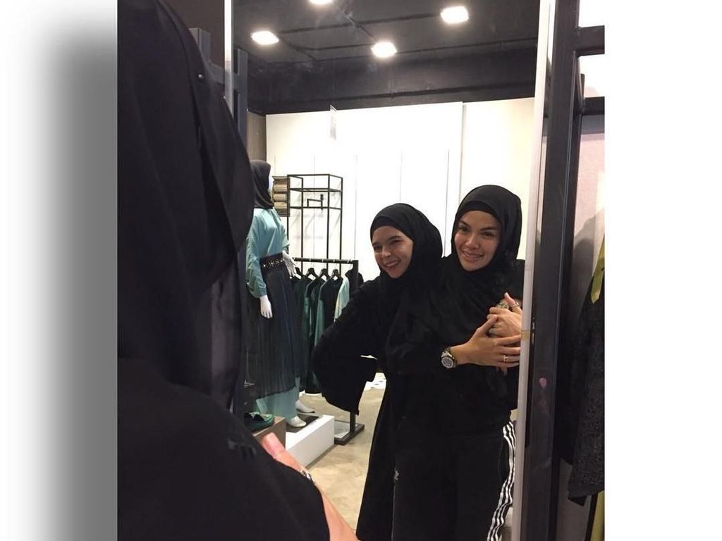 Ketika Nikita Mirzani Diajari Hijab Gaya Arab oleh Desainer Vivi Zubedi Ketika Nikita Mirzani Diajari Hijab Gaya Arab oleh Desainer Vivi Zubedi
