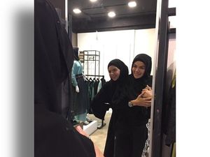 Ketika Nikita Mirzani Diajari Hijab Gaya Arab oleh Desainer Vivi Zubedi Ketika Nikita Mirzani Diajari Hijab Gaya Arab oleh Desainer Vivi Zubedi