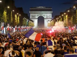 Suasana di Paris usai Prancis berhasil mengalahkan Belgia. REUTERS/Charles Platiau.
