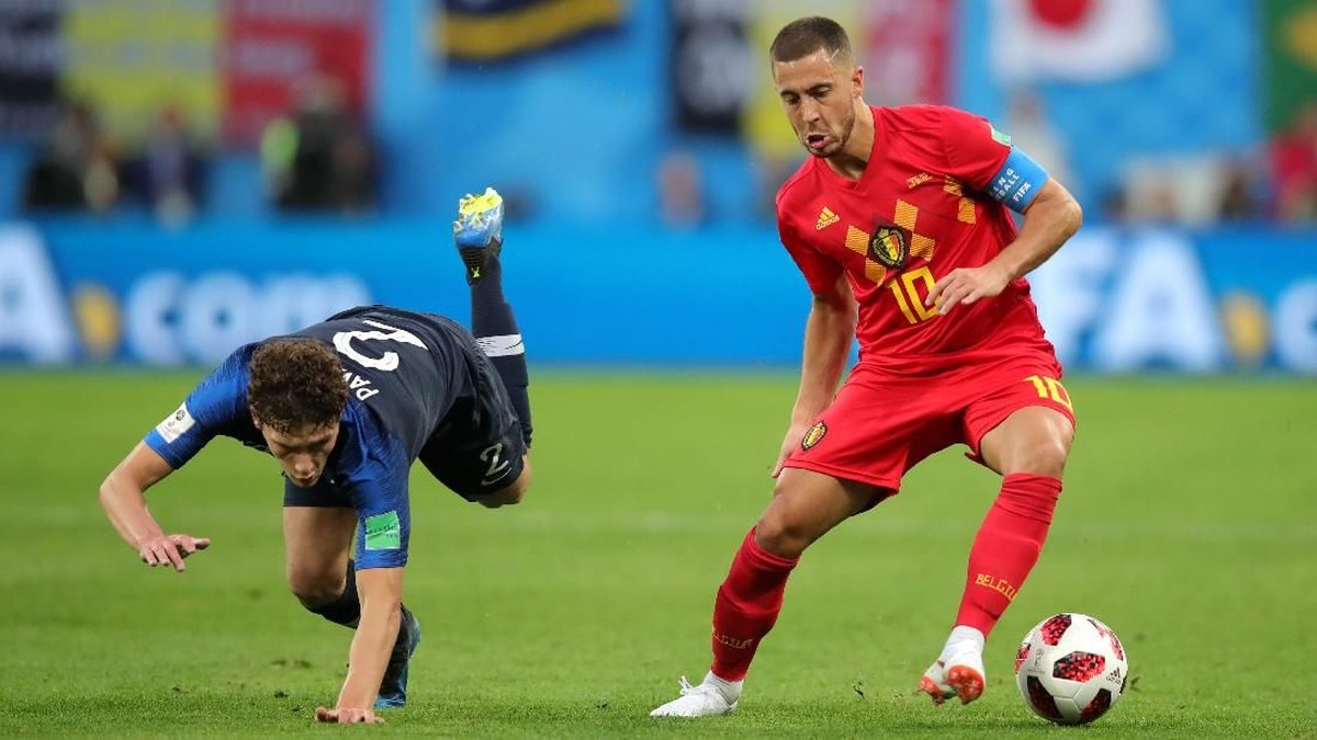 Duel Eden Hazard dan Benjamin Pavard di babak pertama Prancis vs Belgia (Foto: Alexander Hassenstein/Getty Images)
