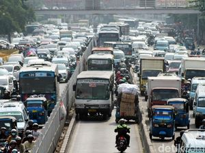 Kurangi Polusi di Jakarta, Anies Akan Tingkatkan Transportasi Massal