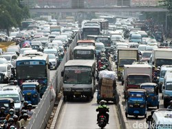 Kurangi Polusi di Jakarta, Anies Akan Tingkatkan Transportasi Massal