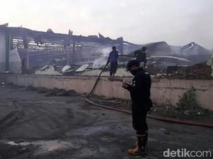 Kebakaran Gudang Tekstil Probolinggo Padam Setelah 8 Jam Berkobar Kebakaran Gudang Tekstil Probolinggo Padam Setelah 8 Jam Berkobar