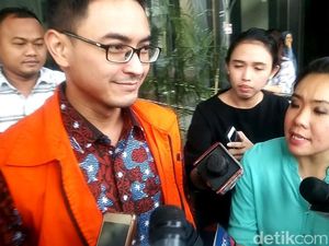 Senyum Zumi Zola Saat Ditanya Soal Terima Gratifikasi Rp 49 Miliar