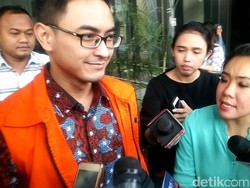 Senyum Zumi Zola Saat Ditanya Soal Terima Gratifikasi Rp 49 Miliar