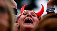Suporter ini bahkan menangis keras. REUTERS/Darrin Zammit Lupi.