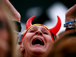 Suporter ini bahkan menangis keras. REUTERS/Darrin Zammit Lupi.