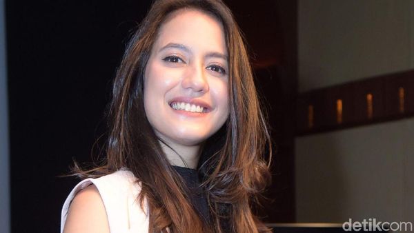 Dear Ariel, Pevita Pearce Lagi Happy Banget Nih!