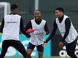 Sepanjang latihan Jesse Lingard dan Raheem Sterling terus-terusan tertawa. REUTERS/Lee Smith.