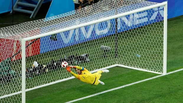 Hugo Lloris juga tampil gemilang untuk menggagalkan peluang dari Belgia.