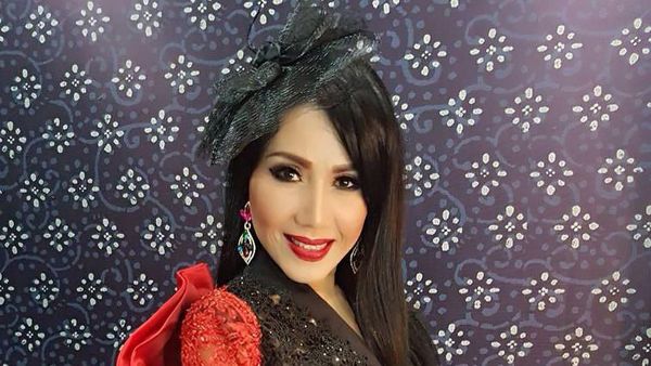 Foto: Pesona Pedangdut Rita Sugiarto yang Tetap Awet Muda di Usia 57