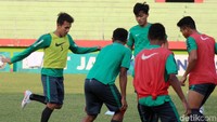 Egy berlatih bersama-sama Timnas U-19 di Stadion Delta Sidoarjo.