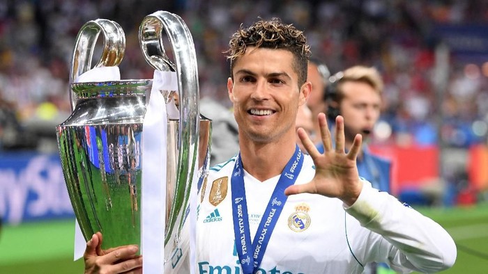 KIEV, UKRAINE - MAY 26:  Cristiano Ronaldo of Real Madrid poses with the UEFA Champions League trophy following the UEFA Champions League Final between Real Madrid and Liverpool at NSC Olimpiyskiy Stadium on May 26, 2018 in Kiev, Ukraine.  (Photo by Laurence Griffiths/Getty Images)