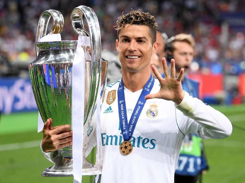 KIEV, UKRAINE - MAY 26:  Cristiano Ronaldo of Real Madrid poses with the UEFA Champions League trophy following the UEFA Champions League Final between Real Madrid and Liverpool at NSC Olimpiyskiy Stadium on May 26, 2018 in Kiev, Ukraine.  (Photo by Laurence Griffiths/Getty Images)