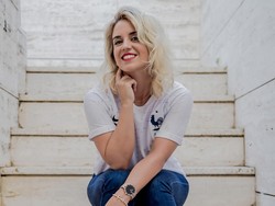 Saat sang kekasih berjibaku di lini depan Prancis, nama Erika Choperena akan ikut serta memberi dukungan untuk Antoine Griezmann. (Foto: Instagram, Facebook)