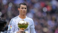 Bersama Madrid, Ronaldo menegaskan dirinya sebagai salah satu yang terbaik di dunia lewat gelar Ballon dOr. Ini adalah saat dia dianugerahi Ballon dOr untuk kali pertama sebagai pemain Madrid. (Foto: Denis Doyle/Getty Images)