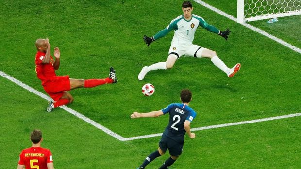 Thibaut Courtois berhasil menggagalkan peluang emas Antoine Griezmann.