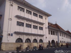 Menilik Kehidupan Buruh Pabrik Rokok Terbesar di Masa Hindia Belanda Menilik Kehidupan Buruh Pabrik Rokok Terbesar di Masa Hindia Belanda