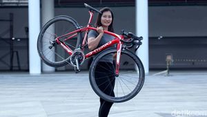 Aksi Crismonita Gotong Sepeda