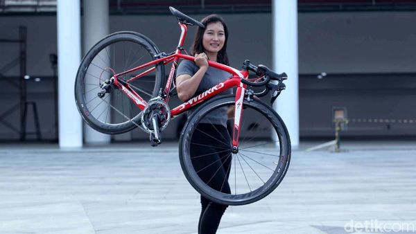 Aksi Crismonita Gotong Sepeda