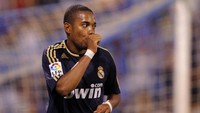 5. Di hari terakhir bursa transfer musim panas Premier League tahun 2008, Robinho menuntaskan kepindahan dari Real Madrid ke Manchester City. Biaya transfernya adalah 41-42 juta euro. (Foto:Denis Doyle/Getty Images)