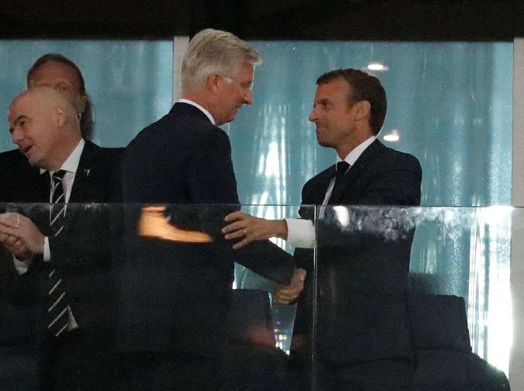 Timnya Kebobolan, Raja Belgia Salami Presiden Prancis Timnya Kebobolan, Raja Belgia Salami Presiden Prancis